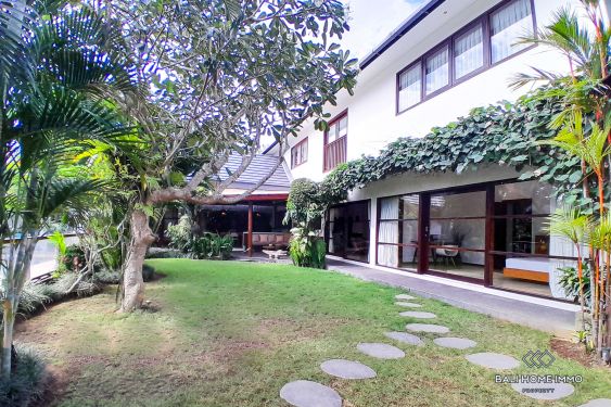 Image 2 from Villa de 4 chambres avec jardin spacieux près d'une école à Canggu Bali
